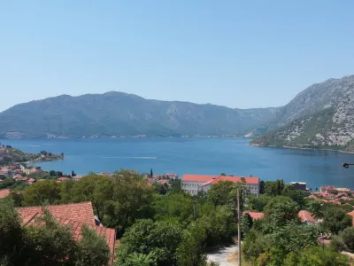 Участок с панорамным видом на море в Рисане, Черногория — 910 м²